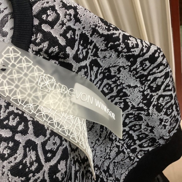 Devon Windsor Kamila Crop Top Long Sleeved Compression NWT Size XS - Picture 8 of 9